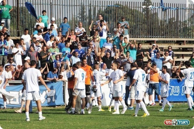 יספקו עניין רב לליגה. שחקני שעריים מודים לקהל (צילום: שי מוגילבסקי)