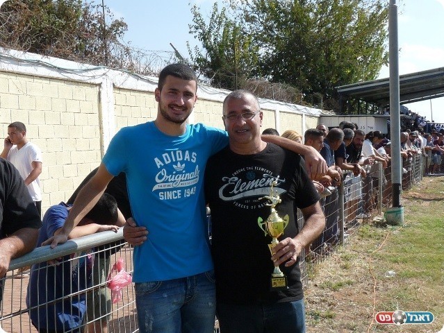 קיבל את הכבוד. שרעבי עם הגביע (צילום: אלי שמואלי)