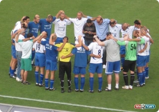 מתפללים לניצחון. תמונה בלתי נשכחת