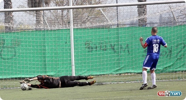 אשכנזי עוצר את הפנדל של זוהר(לירן דורף)