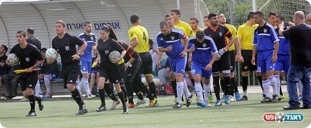 מאמן צלם, עזר(מימין בשחור) 