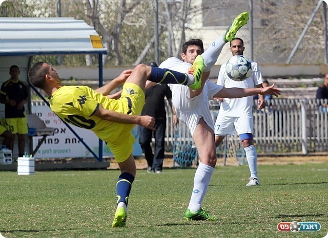 אמיר ציון וביטון רוצים כדור (צילום: לירן דורף)