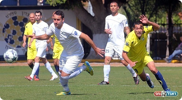 עזרא מנסה להשתחרר מסולומוביץ' (צילום: לירן דורף)