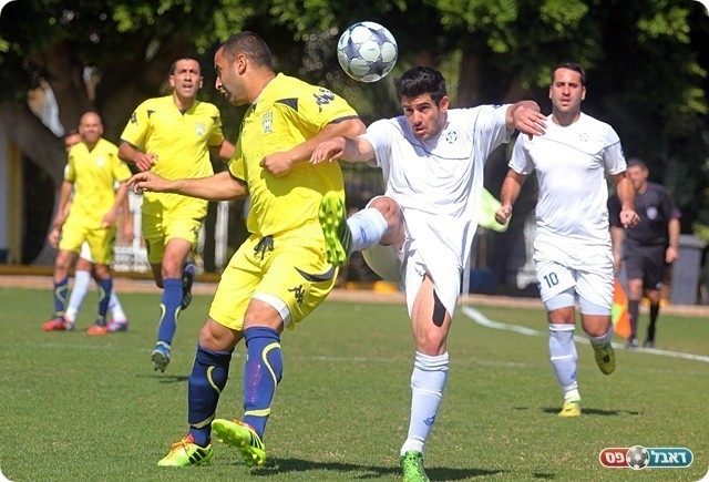 אמיר ציון מנטרל את מגול (צילום: לירן דורף)