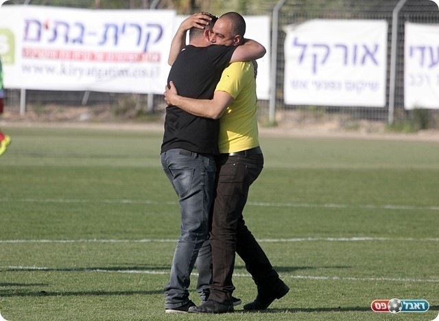 חיבוק שנמשך לפחות דקה, יפרח וזדה (לירן דורף)