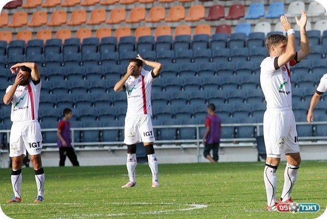 תמונת המשחק. אהרון עם הגב ליציע של ירושלים (צילום: לירן דורף)