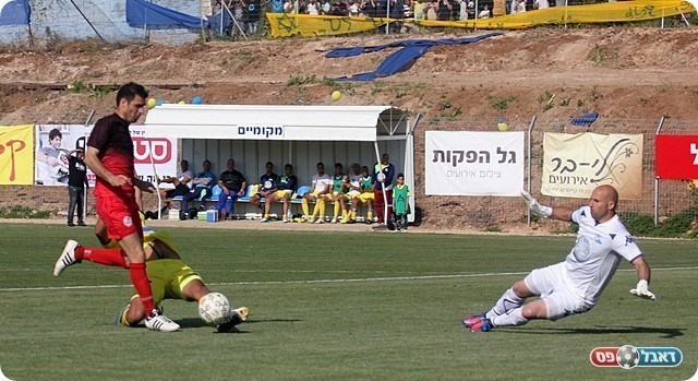 גם אוהדי מרמורק כבר יודעים, פנדל לא היה. כהן לוקח קודם כל כדור מפדידה (לירן דורף)