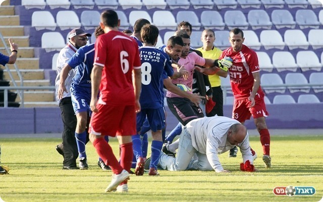 מהומה שערכה כרבע שעה. העימות עם אביו של מרעב (צילום: לירן דורף)