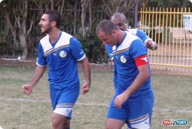 מנע דרבי עכואי בגמר. אילן טל חוגג (צילום: אבי פפיס)