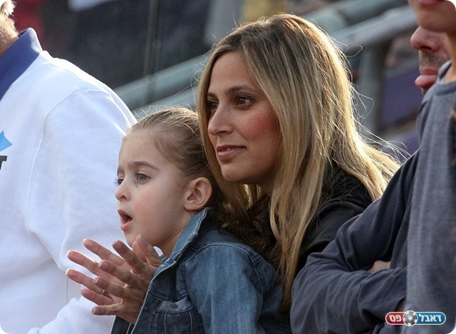 האישה לירון בן עמי והבת מור מתרגשות ביציע (צילום: לירן דורף)