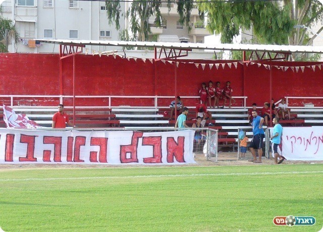 תנו לשחק בבית. היציע המחודש באצטוני