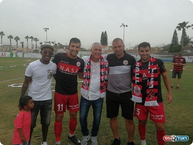 המאמן המנצח יחד עם השחקנים