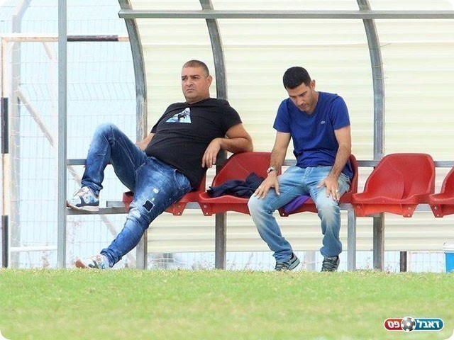 אוזן (מימין) ויצחק (עודד חסין)