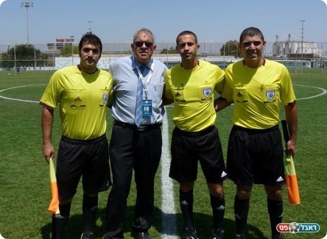 מנהל אירוע ושופטבכיר. מלאך (שני משמאל) וכהן (אלי שמואלי)