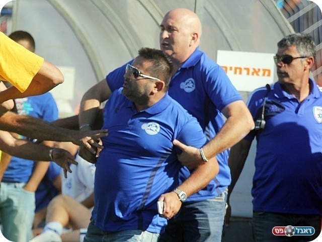 תקרית שכמעט הובילה לתגרה. עזרן מחזיק את אלפסי (צילום: לירן דורף)