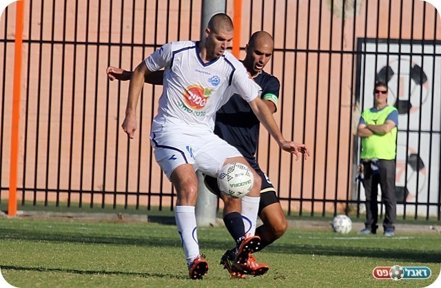 מנקה את הסכנה. גבאי ופליקר (צילום: לירן דורף)