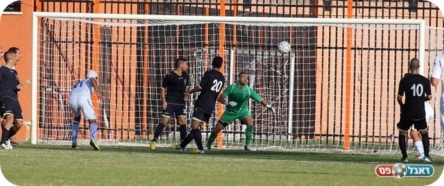 איכשהו נגח החוצה. כהן צדק מחטיא (צילום: לירן דורף) 