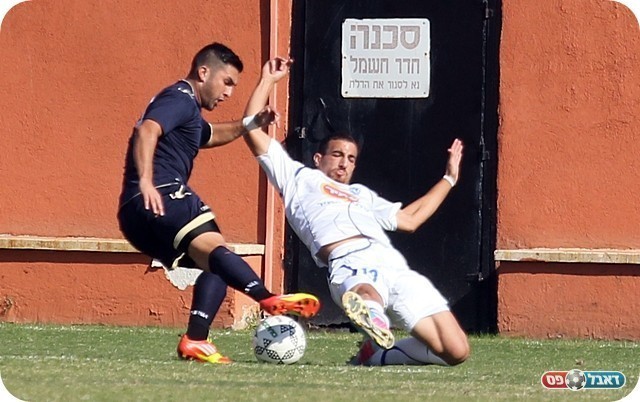 פנדל מוצדק. סרור מסבסב את מחג'נה (צילום: לירן דורף)