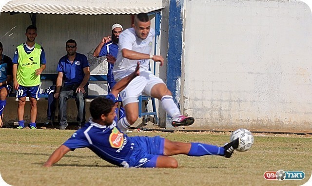 תיקול המשחק. קין גולש לרגליו של זגורי (צילום: לירן דורף)