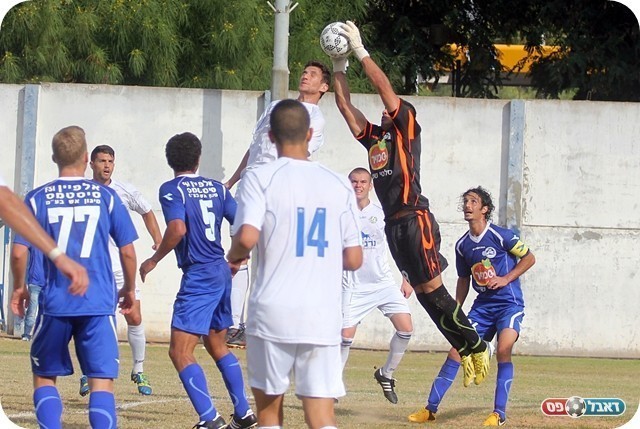 ניצחון חשוב ליפו. רז מעל צרויה (צילום: לירן דורף)