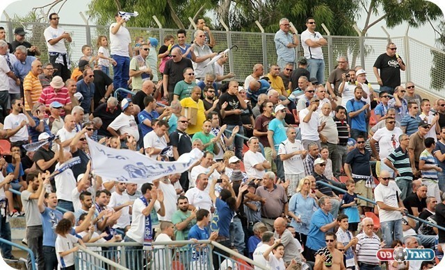 והאוהדים חוגגים (צילום: לירן דורף)