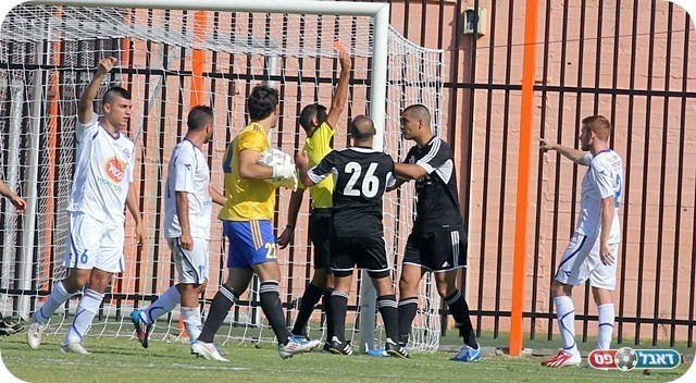 הציל שער בטוח. האדום לצבי (צילום: לירן דורף)