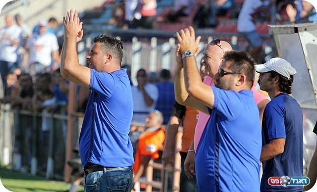 שער קבוצתי. הספסל של יפו מרוצה מאד (צילום: לירן דורף)