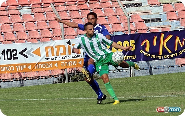 רגע המחלוקת. קין נשען על מתנה (צילום: לירן דורף)