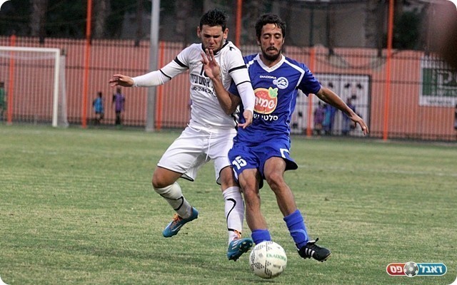 רביבו ומרציאנו נלחמים על כל כדור, שער נצחון יקר לחלוץ כפר סבא (לירן דורף)