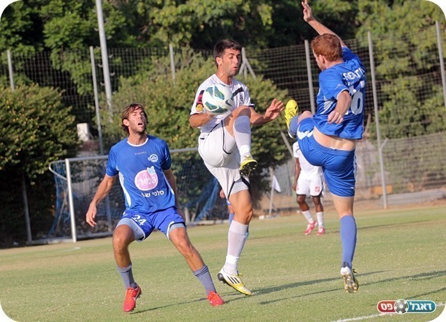 הכח פתחה היטב. נאש (בלבן) בין רבינוביץ' לעמית טל (צילום: לירן דורף)