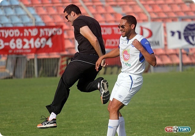 גילי קין חוגג עם משקפי השמש, זה עדיין לא נגמר בתחתית