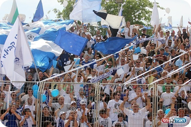 באו לחזות בקבוצתם עולה. אוהדי יפו (צילום: לירן דורף)