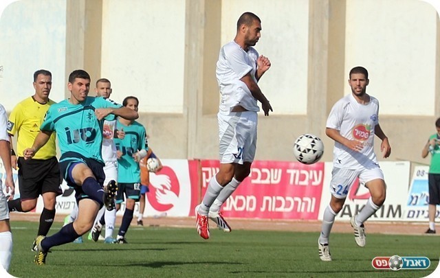 הבינו שאין להם ברירות. חג'ג' מפגיז את סבג (צילום: לירן דורף)