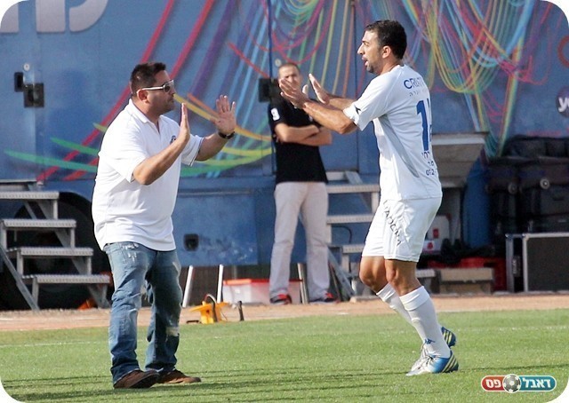 התחילו להאמין. בוזגלו כובש את השני, אלפסי מדרבן את ביטון (צילום: לירן דורף)