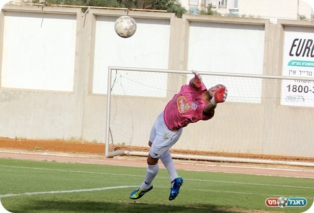 מצב טוב ליונה. למל הודף את השפיץ של לם (צילום: לירן דורף)