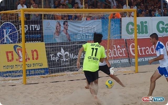 יוסי בניון כובש מול תום קשתי.