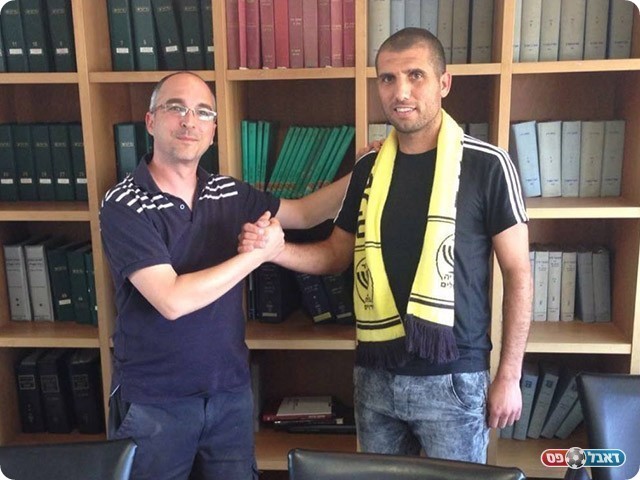 ציון זקן במעמד החתימה