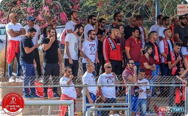 אוהד מן המניין. גולן (משמאל) יחד עם הקהל (יוסי סוריק)