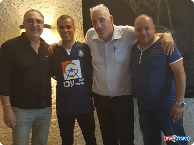 מורד אבו ענזה במעמד החתימה