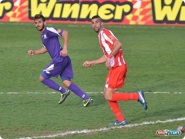 אביב כהן באדום (צילום: קובי פורטל)