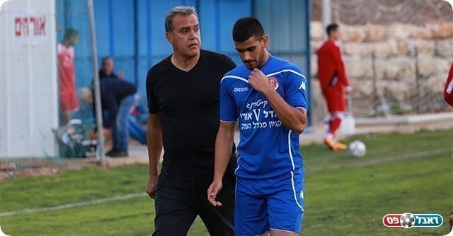 אבי חי פרץ יחד עם מאמנו שלום לוי (עדי מלול)