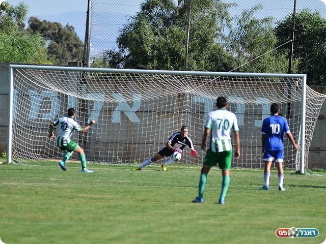 אבי עמוס הודף את הפנדל (ארנון לוי)