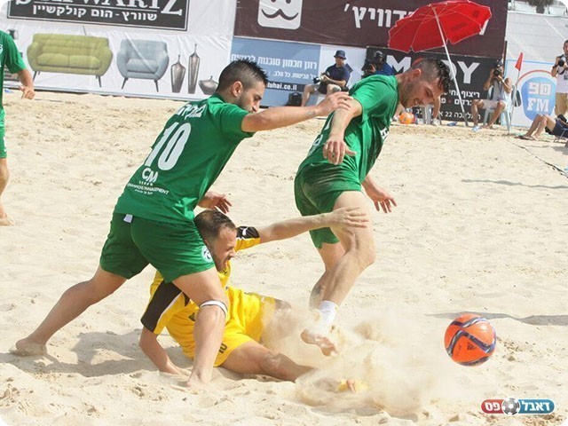 אבי מלכה וניר כהן מנסים להשיג את הכדור (שלומי גבאי)