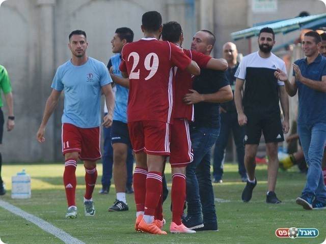 שחקני איכסל חוגגים עם מאמנם (אבי רביבו)