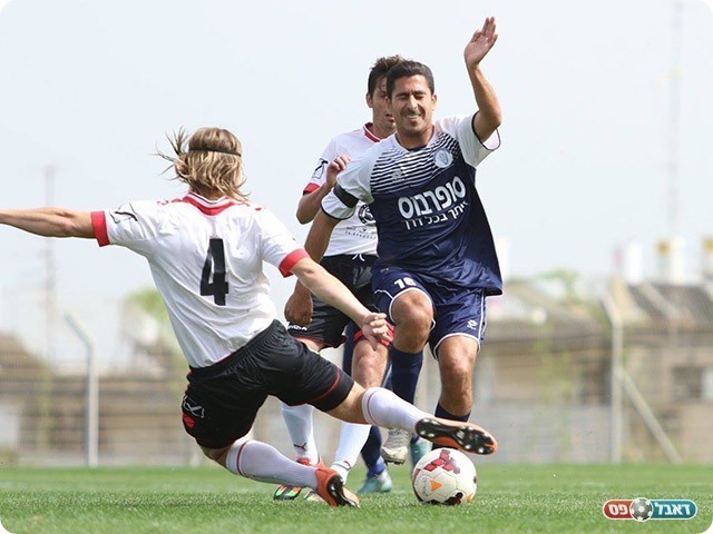 אבי עמר עם הבעת פנים מיוחדת (עודד חסין)