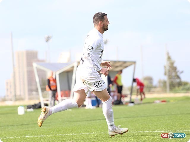 מי אמר שהוא נעלם? מלכה עם צמד (קובי פורטל)