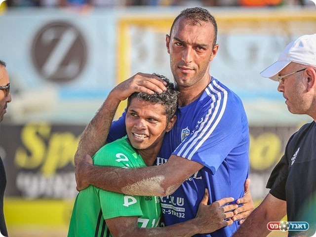 אגבריה ודינו בסיום (וואסים מוואסי)