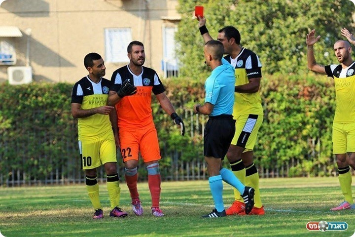 הרגע המכריע. אלקובי מורחק (עודד חסין)