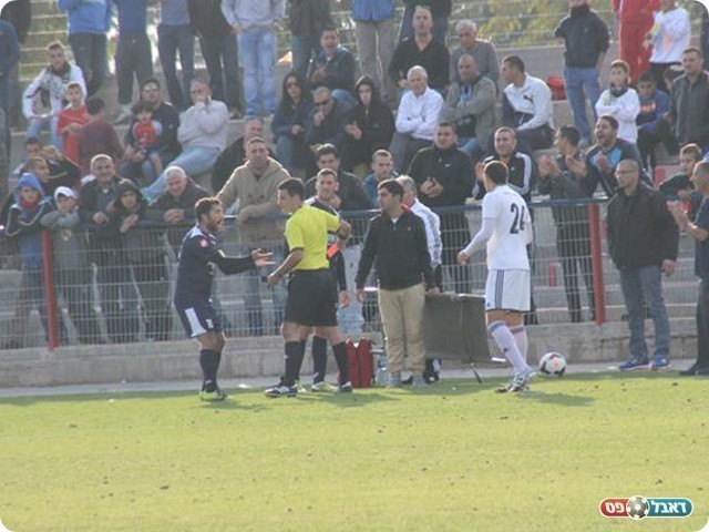 אטיאס עם האדום ביד (צילום: עודד חסין)