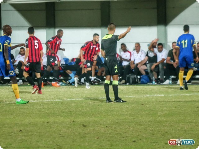 שחקני אדומים (אבישי אפטקר)